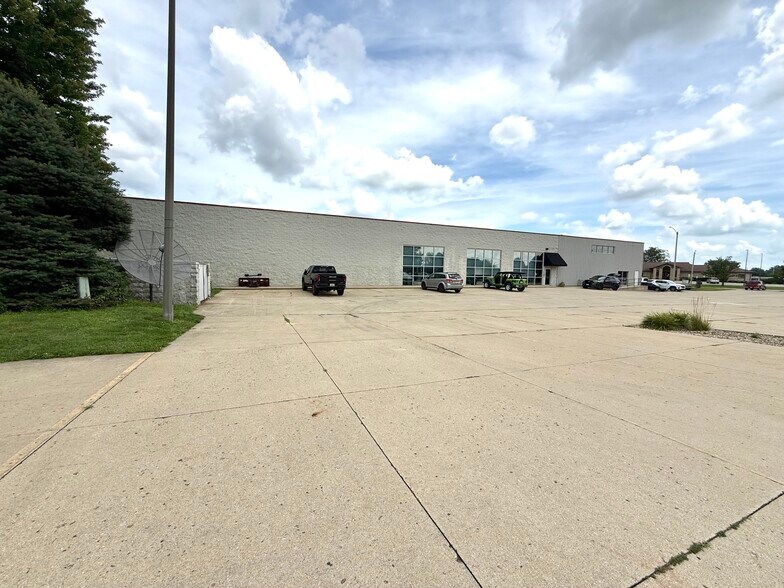 More Photos Of 419 Kays Dr, Normal Industrial For Sale