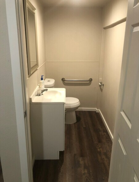 More Photos Of 2217 Hemphill St, Fort Worth Office For Sale