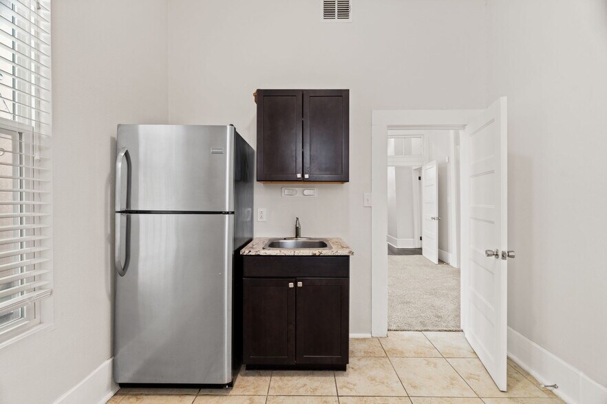 More Photos Of 620 N Flores St, San Antonio Freestanding For Lease