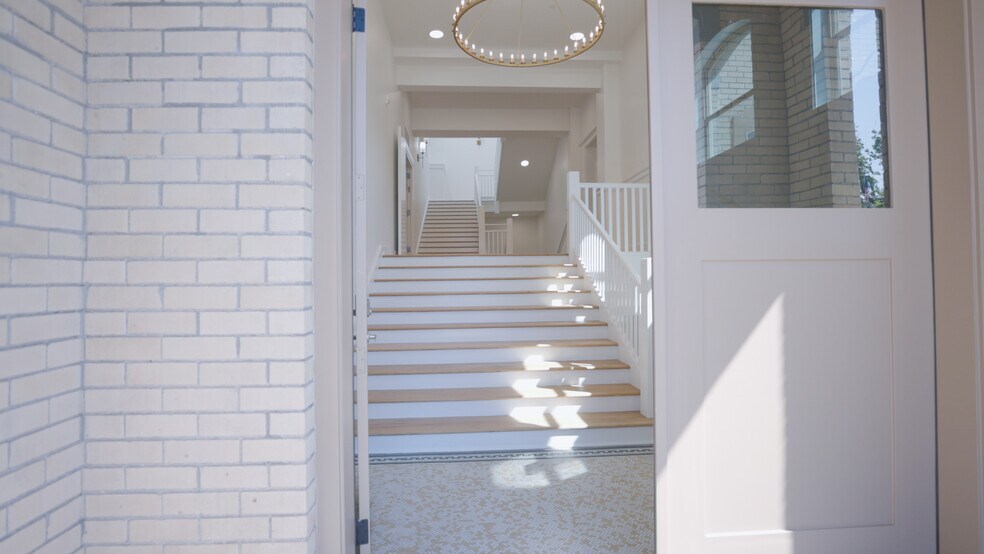 More Photos Of 550 N 1st St, Woodburn Office For Sale