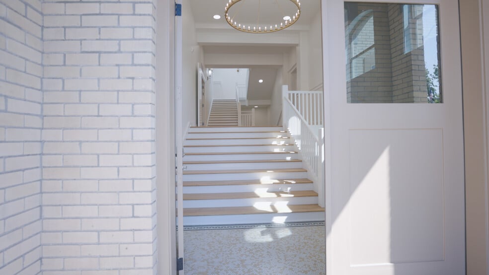 More Photos Of 550 N 1st St, Woodburn Office For Sale