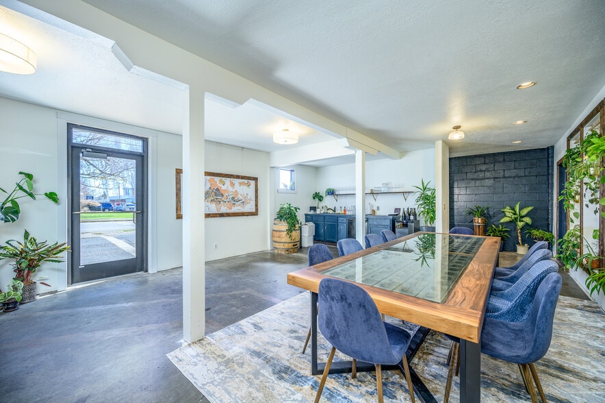 More Photos Of 475 NE 17th St, McMinnville Storefront For Sale