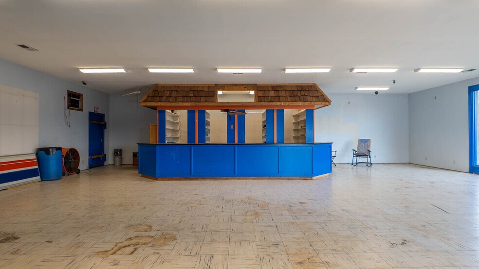 More Photos Of 105 E Couch St, Alton General Retail For Sale