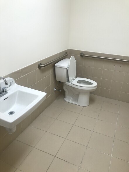 More Photos Of 7 Pinewoods Rd, Hyde Park Medical For Lease