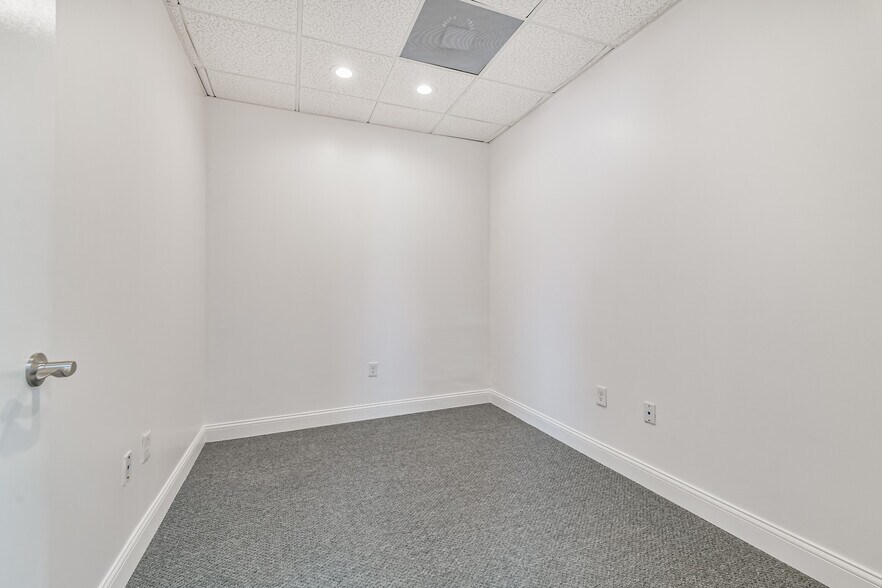 More Photos Of 20550 Townsen Blvd, Humble Office For Sale
