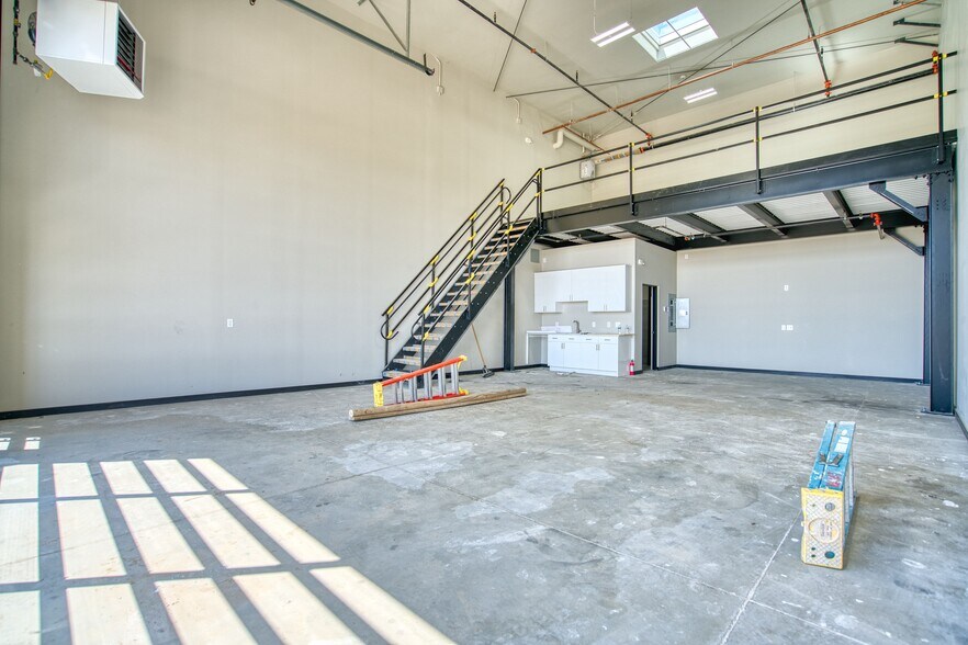 More Photos Of 168 Miller Dr, Dacono Flex For Lease