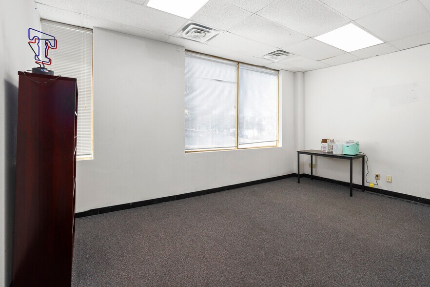 More Photos Of 910 Collier St, Fort Worth Loft Creative Space For Lease