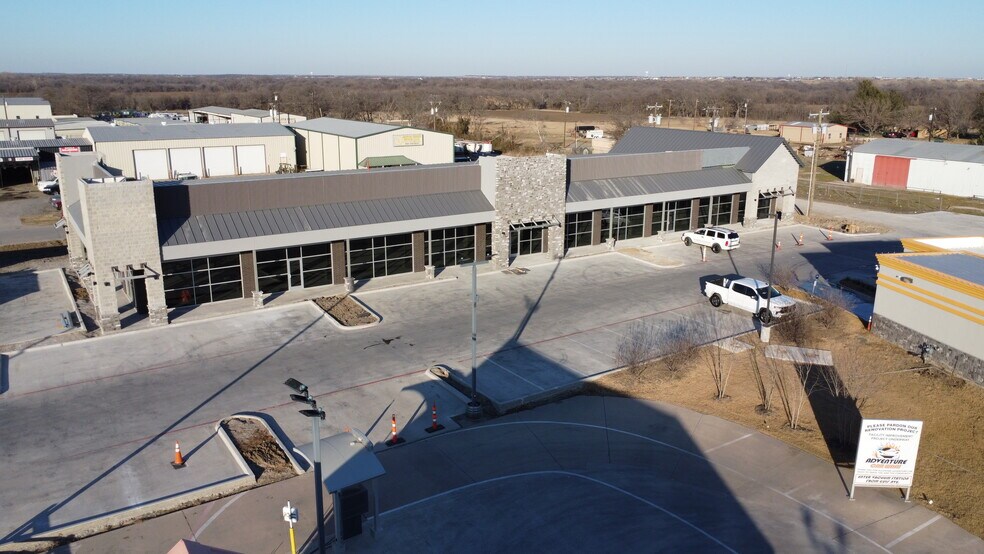 Primary Photo Of 520 Topeka Ave, Justin Freestanding For Lease