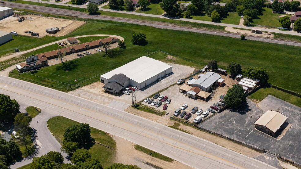 More Photos Of 1301 S Kaufman St, Ennis Freestanding For Lease