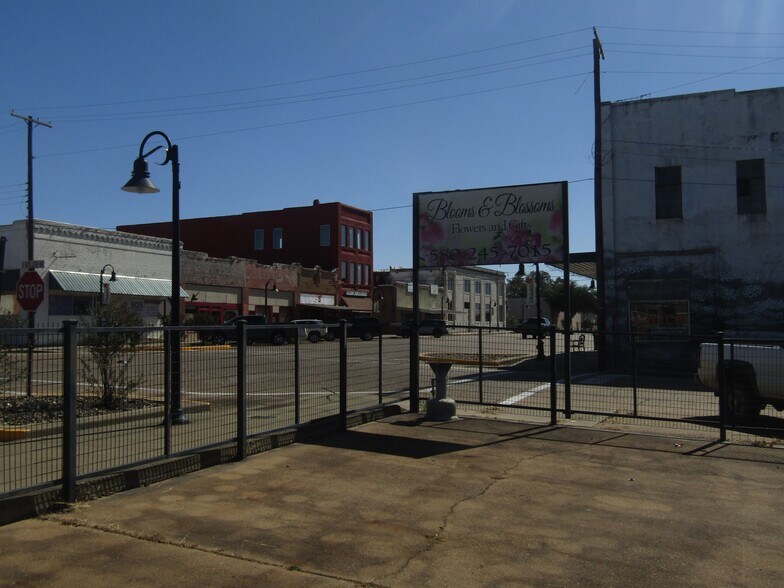 More Photos Of 9 NW Martin Luther King Ave, Idabel General Retail For Sale