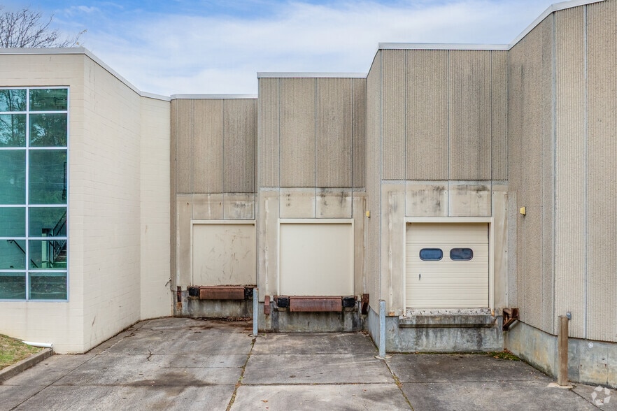 More Photos Of 173 Industry Dr, Pittsburgh Showroom For Sale