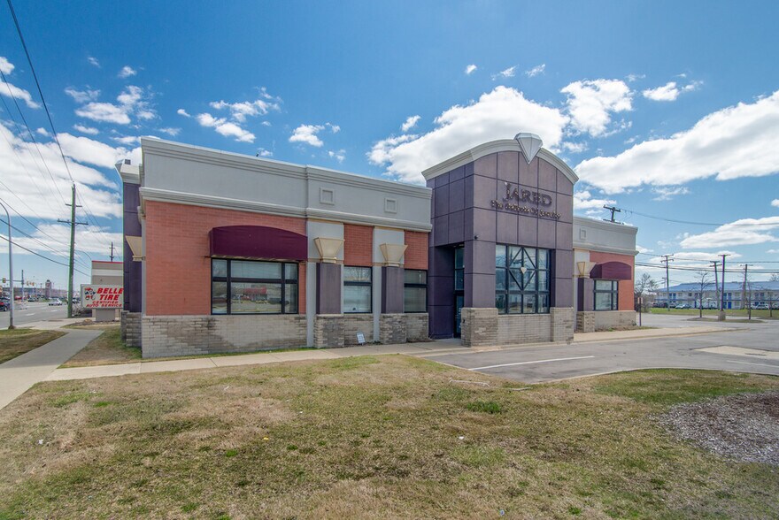 More Photos Of 451 W 14 Mile Rd, Madison Heights Freestanding For Sale