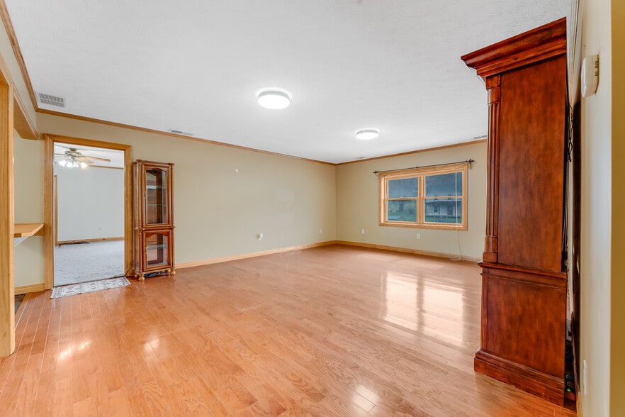 More Photos Of 154 Bridge St, Junior Restaurant For Sale