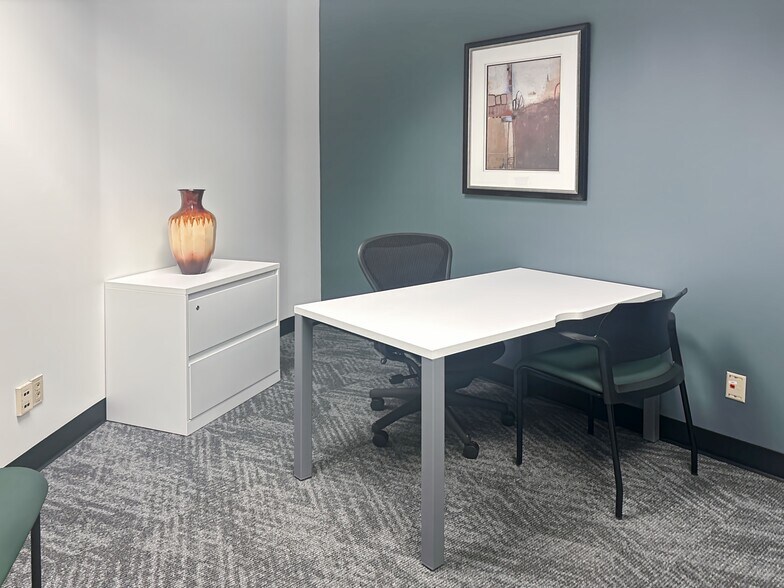More Photos Of 8888 Keystone Crossing, Indianapolis Coworking Space