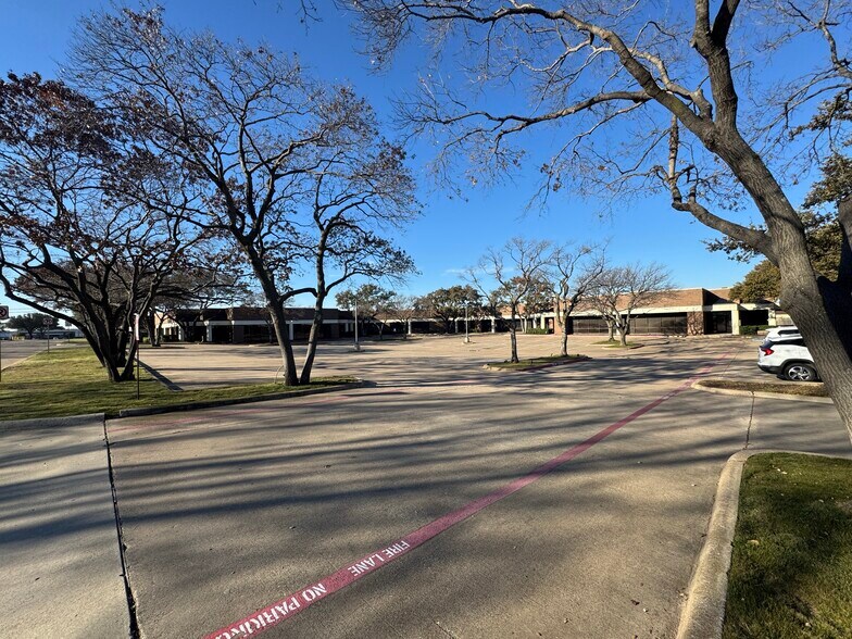 More Photos Of 2033 Chenault Dr, Carrollton Light Manufacturing For Lease