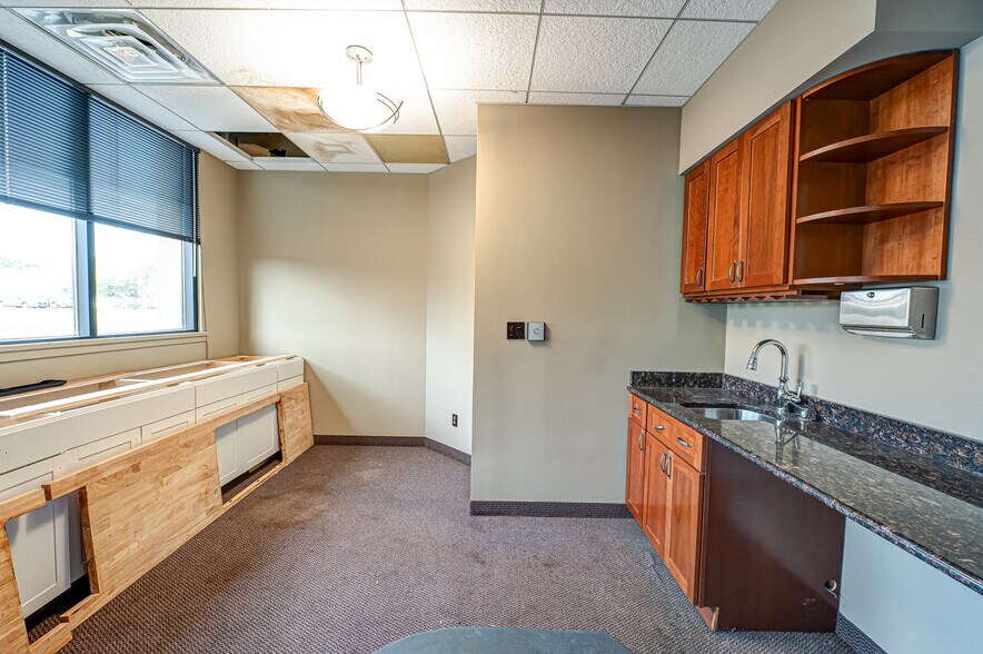 More Photos Of 585 Broadhollow Rd, Melville Warehouse For Lease