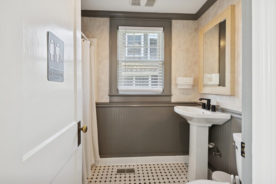 More Photos Of 103 Hayground Rd, Water Mill Unknown For Lease