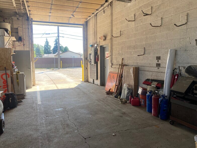 More Photos Of 25530 Schoenherr Rd, Warren Warehouse For Lease