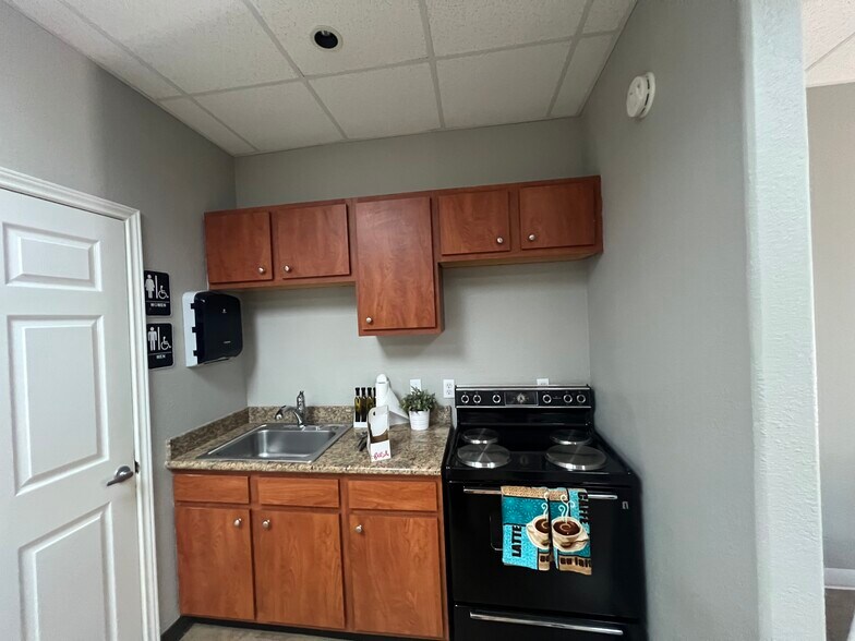 More Photos Of 3910 Osage St, Houston Service For Lease