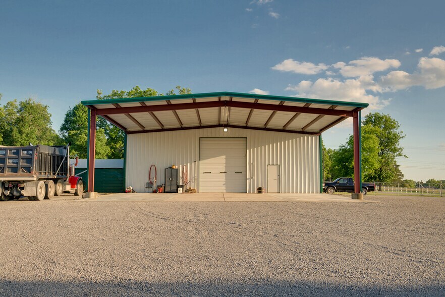 More Photos Of 2533 Highway 41A S, Shelbyville Showroom For Sale