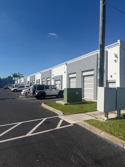 More Photos Of 1570 W 38th Pl, Hialeah Flex For Lease