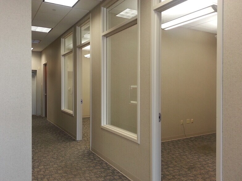 More Photos Of 5170 Charlestown Rd, New Albany Storefront Retail Office For Lease