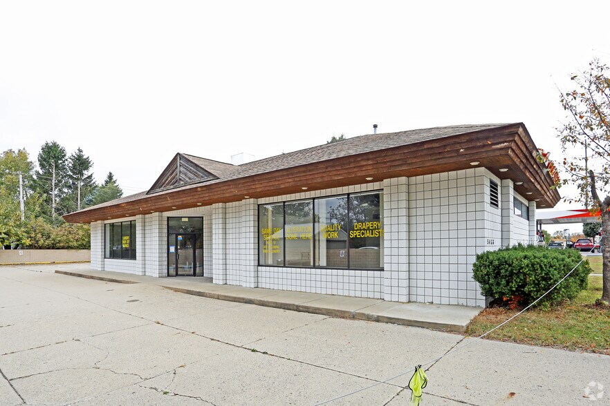 Primary Photo Of 5433 Sashabaw Rd, Clarkston Freestanding For Lease