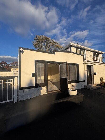 More Photos Of 150 N Delaware Ave, Lindenhurst Storefront Retail Residential For Lease