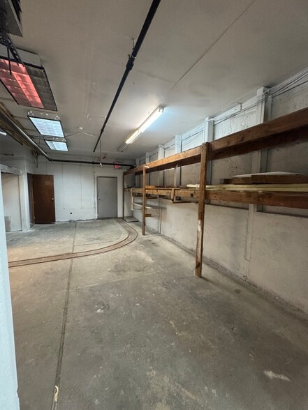 More Photos Of 140 Valley St, Tarrytown Warehouse For Lease