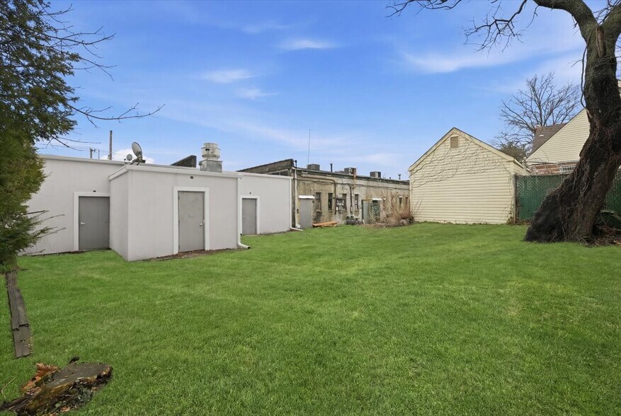 More Photos Of 1621-1623 Grand Ave, North Baldwin Storefront For Lease