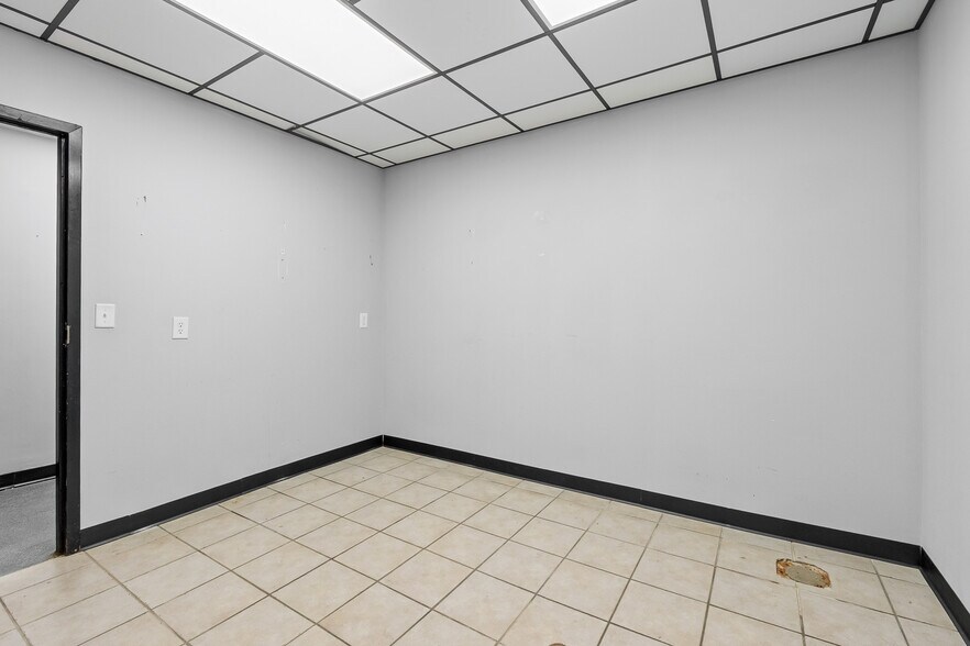 More Photos Of 3537 W Two Mile House Rd, Columbus General Retail For Lease