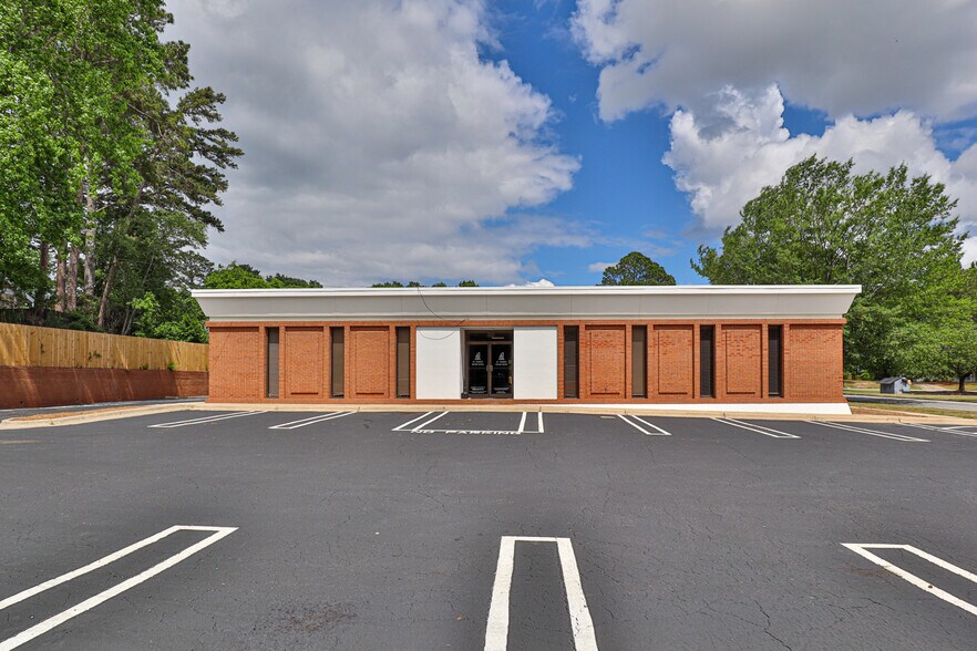 More Photos Of 2013 Devonshire Dr, Columbus Office For Lease