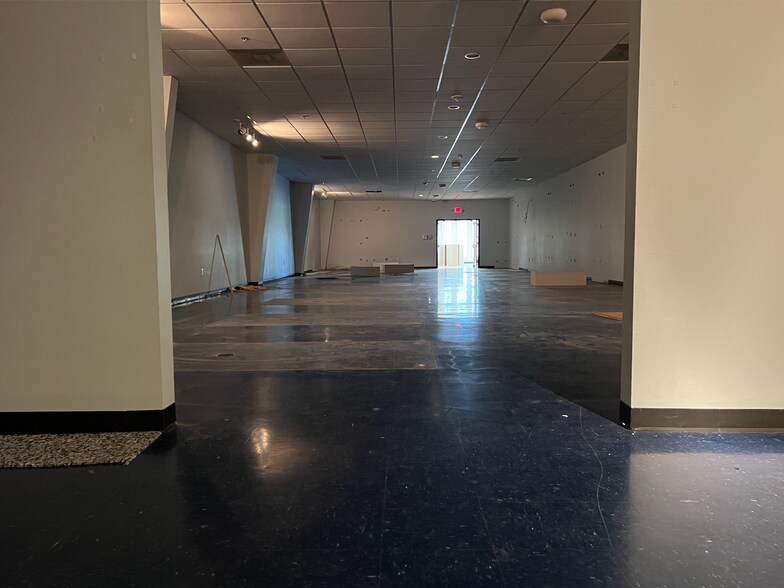 More Photos Of 760 Jim Wright Fwy, Fort Worth Showroom For Sale