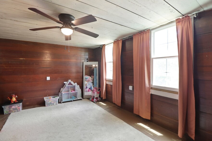 More Photos Of 701 N Oak St, Springfield Office Residential For Sale