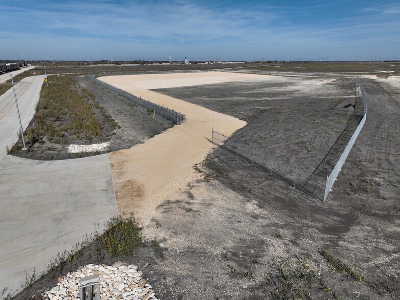 More Photos Of 180 Logistics Loop, Taylor Land For Lease