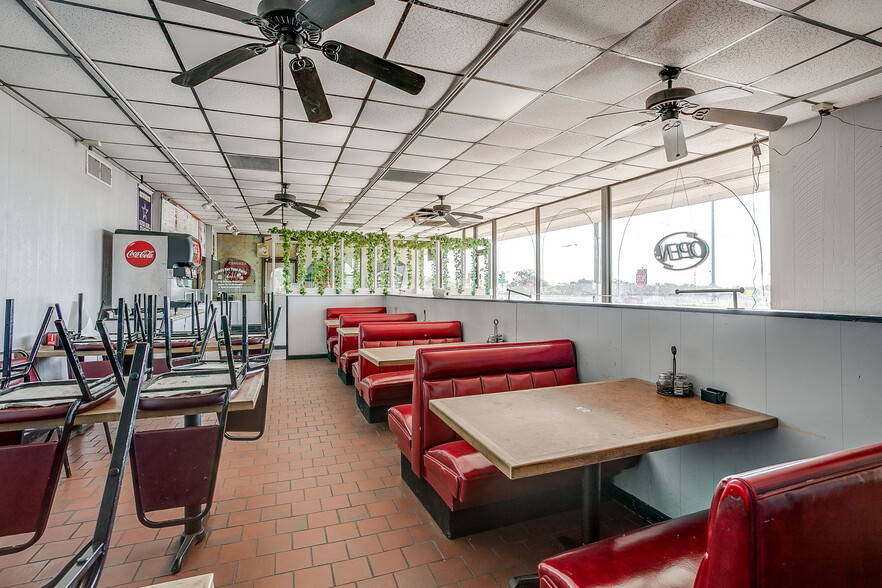 More Photos Of 8901 Jacksboro Hwy, Lakeside Restaurant For Lease