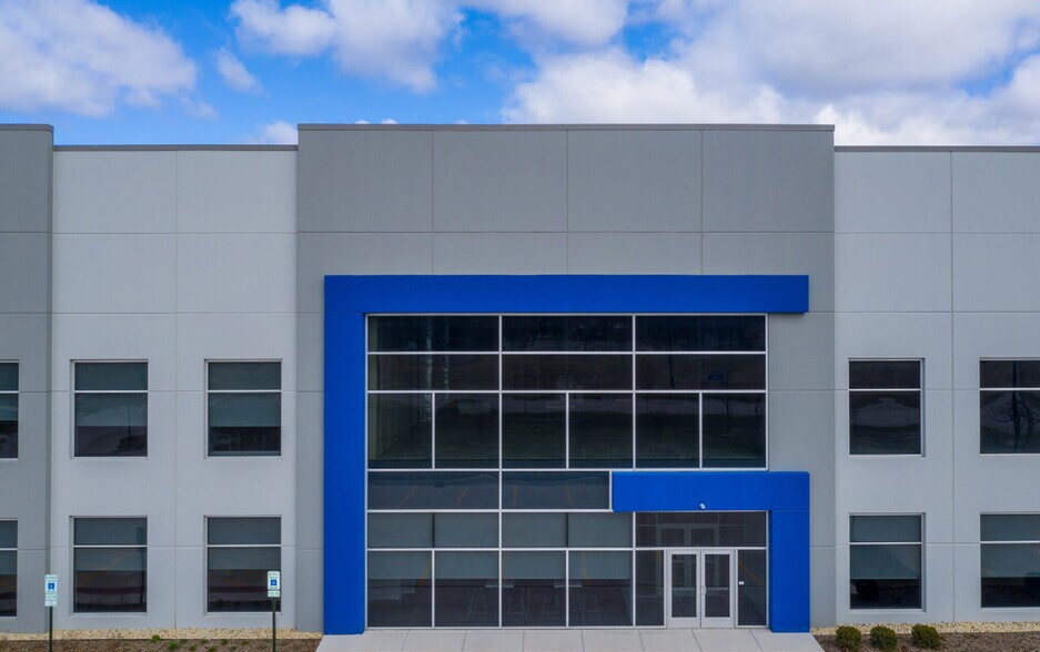 More Photos Of 325 Marriott Dr, Lincolnshire Manufacturing For Lease