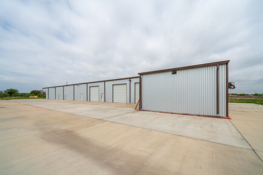 More Photos Of 6424 Queenston Blvd, Houston Light Distribution For Sale