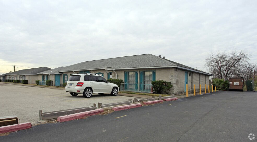 More Photos Of 907 Bay Area Blvd, Houston Medical For Sale