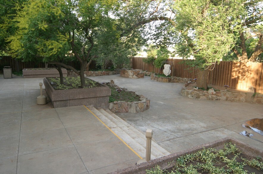 More Photos Of 401 Gilbert Dr, Lubbock Office For Lease