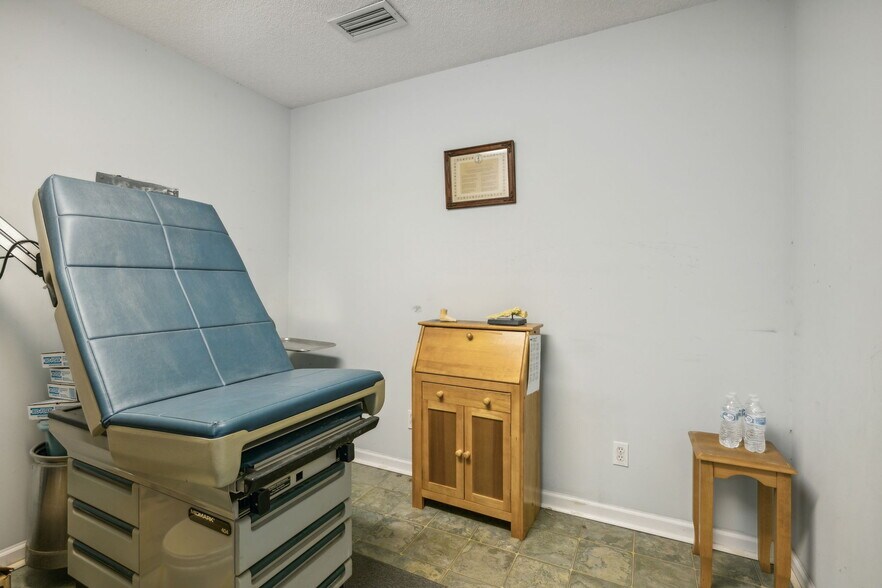 More Photos Of 2762 Dunn Ave, Jacksonville Office For Sale