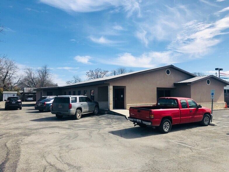 Primary Photo Of 493 S Seguin Ave, New Braunfels Medical For Lease