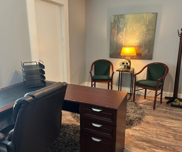 More Photos Of 1031 W Pearl St, Granbury Office Residential For Lease