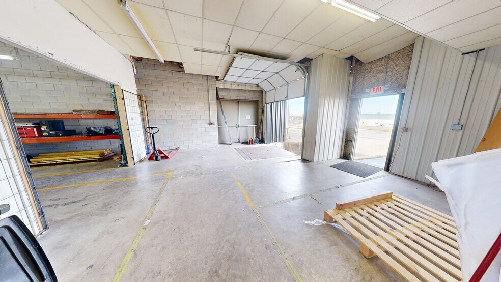 More Photos Of 555 N 13th St, Rogers Warehouse For Lease