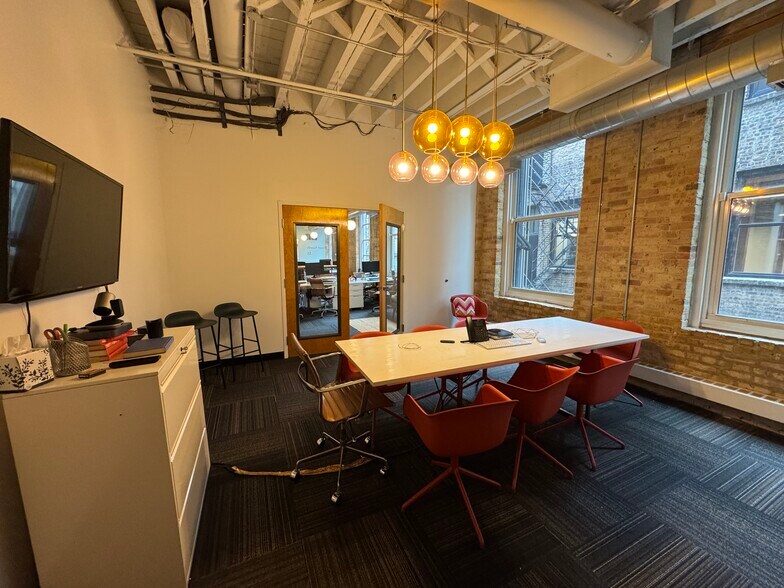 More Photos Of 10-18 W Hubbard St, Chicago Loft Creative Space For Lease