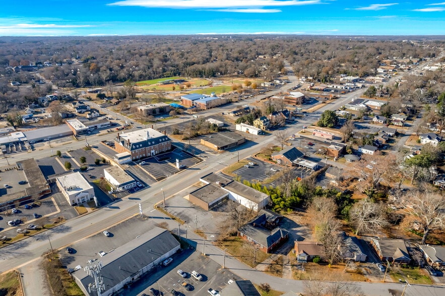 More Photos Of 904 N Main St, Anderson Auto Repair For Sale