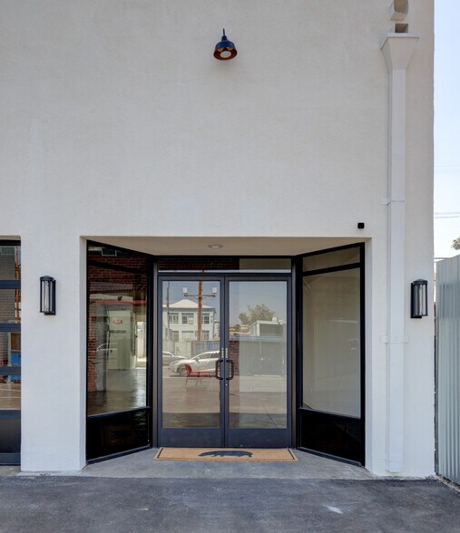 More Photos Of 2616 W Jefferson Blvd, Los Angeles Showroom For Sale