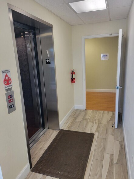 More Photos Of 4627 Arnold Ave, Naples Light Manufacturing For Lease