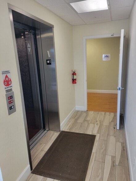 More Photos Of 4627 Arnold Ave, Naples Light Manufacturing For Lease