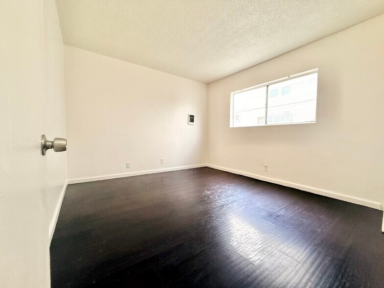 More Photos Of 2718 S Cochran Ave, Los Angeles Apartments For Sale